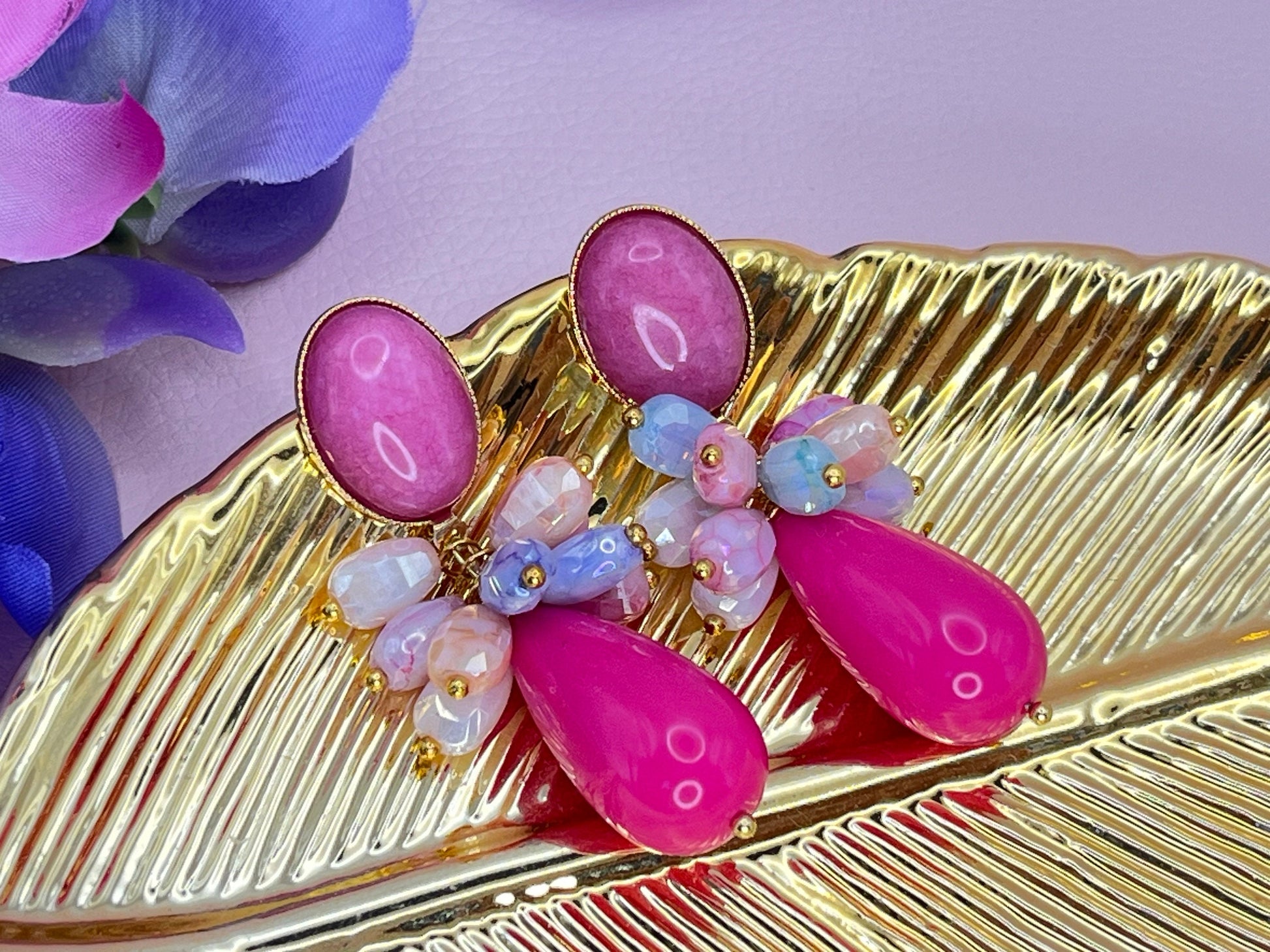 Tropfenohrringe mit pinken Tropfen und Perlenclustern in Pastellfarben an vergoldeten Steckern mit rosa Jade Cabochons- Laury goes Portofino