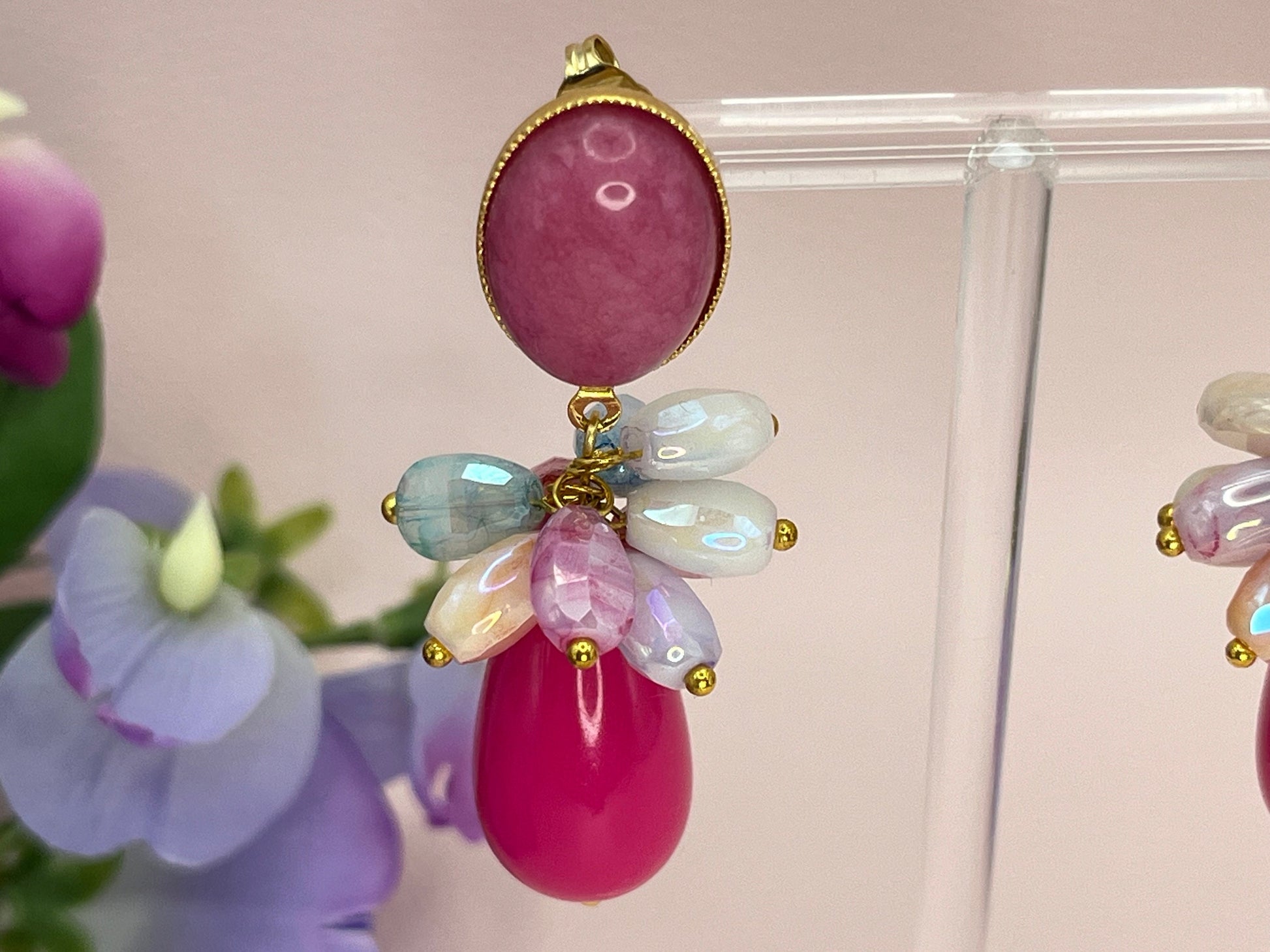 Tropfenohrringe mit pinken Tropfen und Perlenclustern in Pastellfarben an vergoldeten Steckern mit rosa Jade Cabochons- Laury goes Portofino