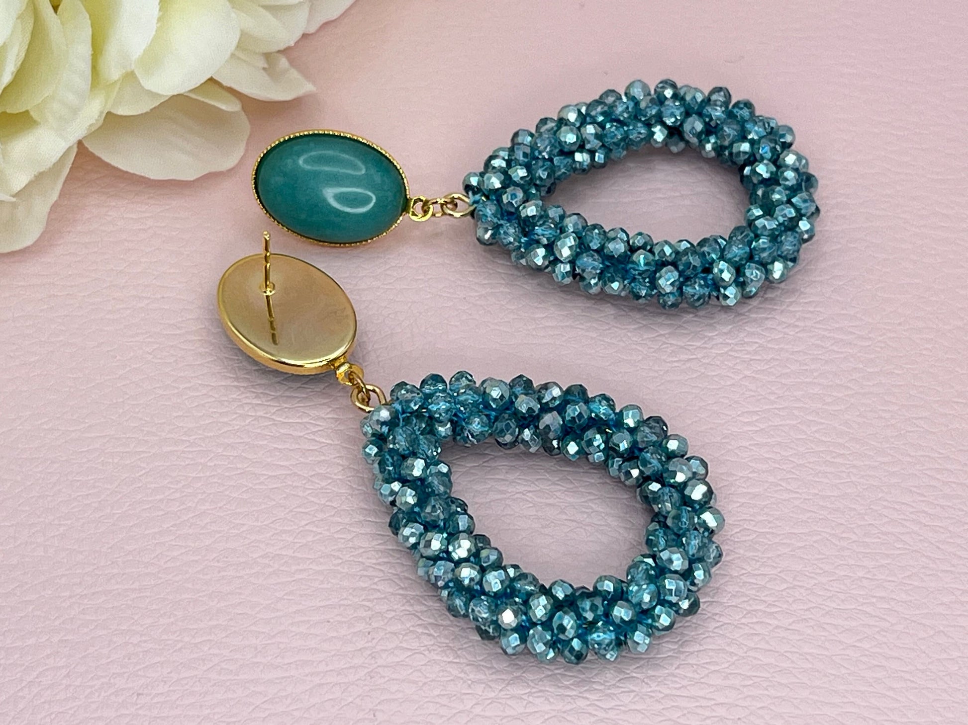 Glitzer Statement Ohrringe mit Tropfen aus Facettperlen an vergoldeten Steckern mit Jade Cabochons Türkis - Laury goes Côtes d‘Azure