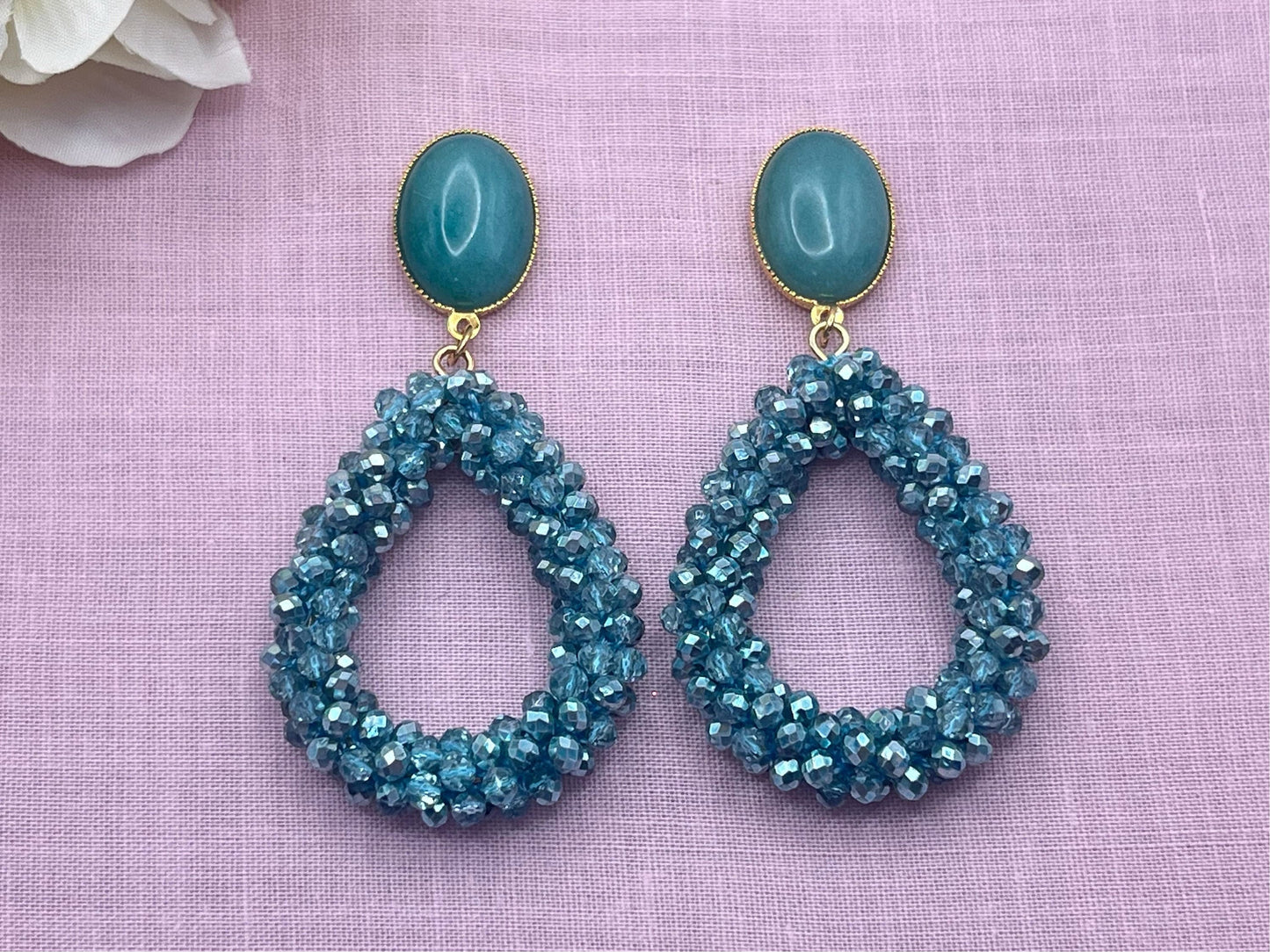 Glitzer Statement Ohrringe mit Tropfen aus Facettperlen an vergoldeten Steckern mit Jade Cabochons Türkis - Laury goes Côtes d‘Azure