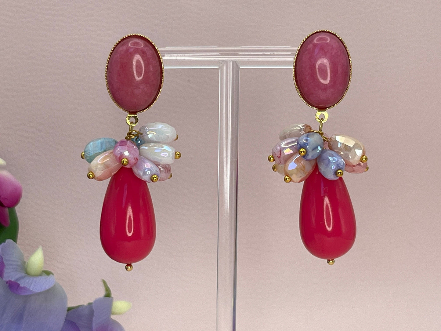 Tropfenohrringe mit pinken Tropfen und Perlenclustern in Pastellfarben an vergoldeten Steckern mit rosa Jade Cabochons- Laury goes Portofino