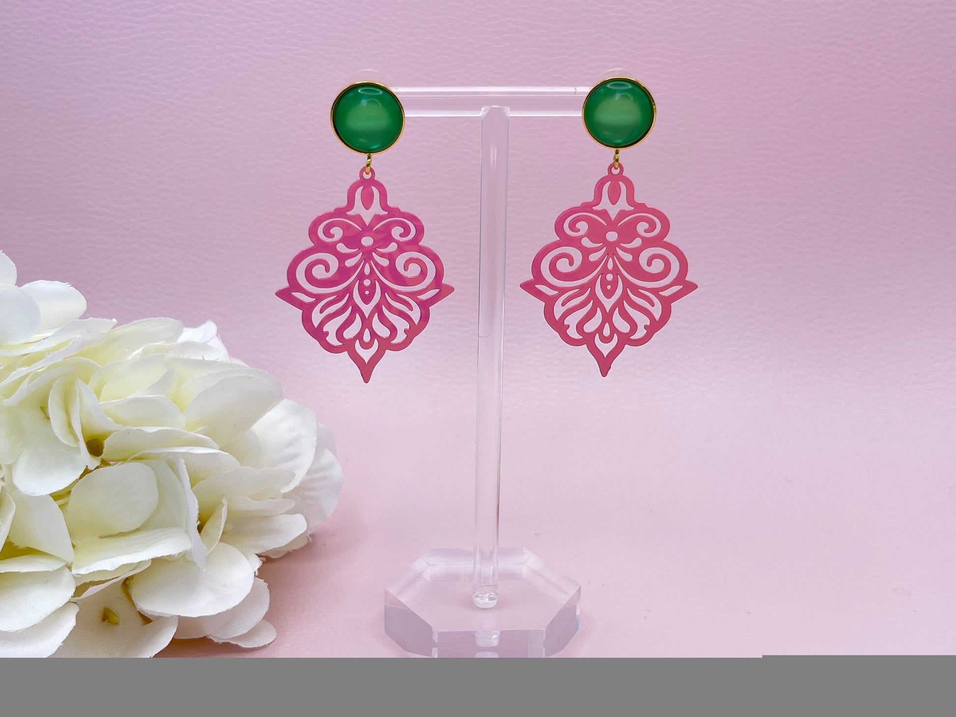 Ornamentohrringe, leichte Statementohrringe mit rosa Ornamentanhängern an vergoldeten Steckern mit grünen Cabochons - Laury goes Goa