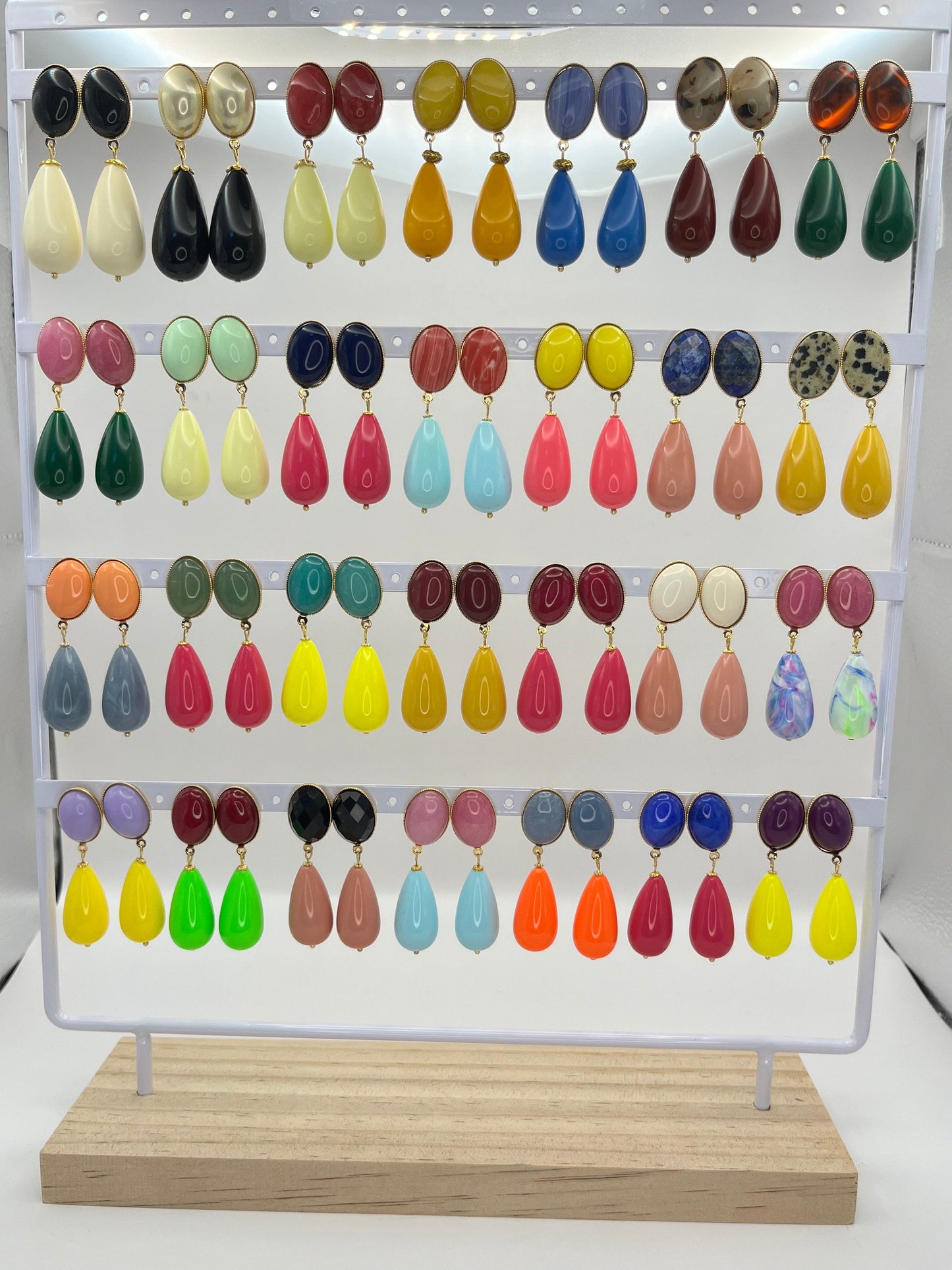 Tropfenohrringe, leichte Statementohrringe mit Resintropfen in Neongrün an vergoldeten Steckern mit rosa Jade Cabochons - Laury goes Verona