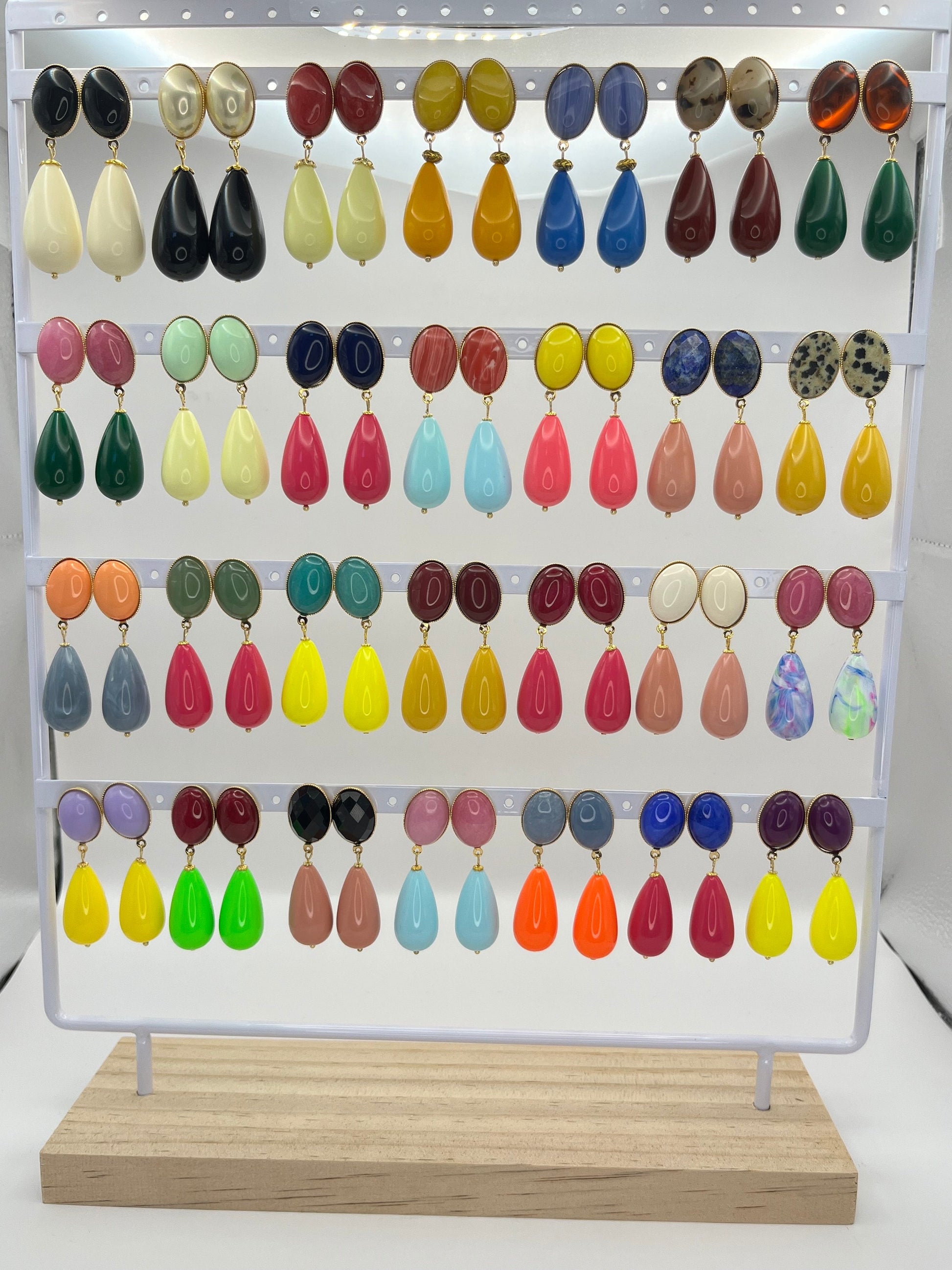 Tropfenohrringe, leichte Statementohrringe mit Resintropfen in Neongrün an vergoldeten Steckern mit rosa Jade Cabochons - Laury goes Verona