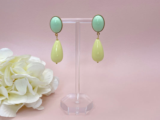 Tropfenohrringe, Statement Ohrringe mit Resintropfen in Vanille an vergoldeten Steckern mit Cabochons in Mint - Laury goes Verona