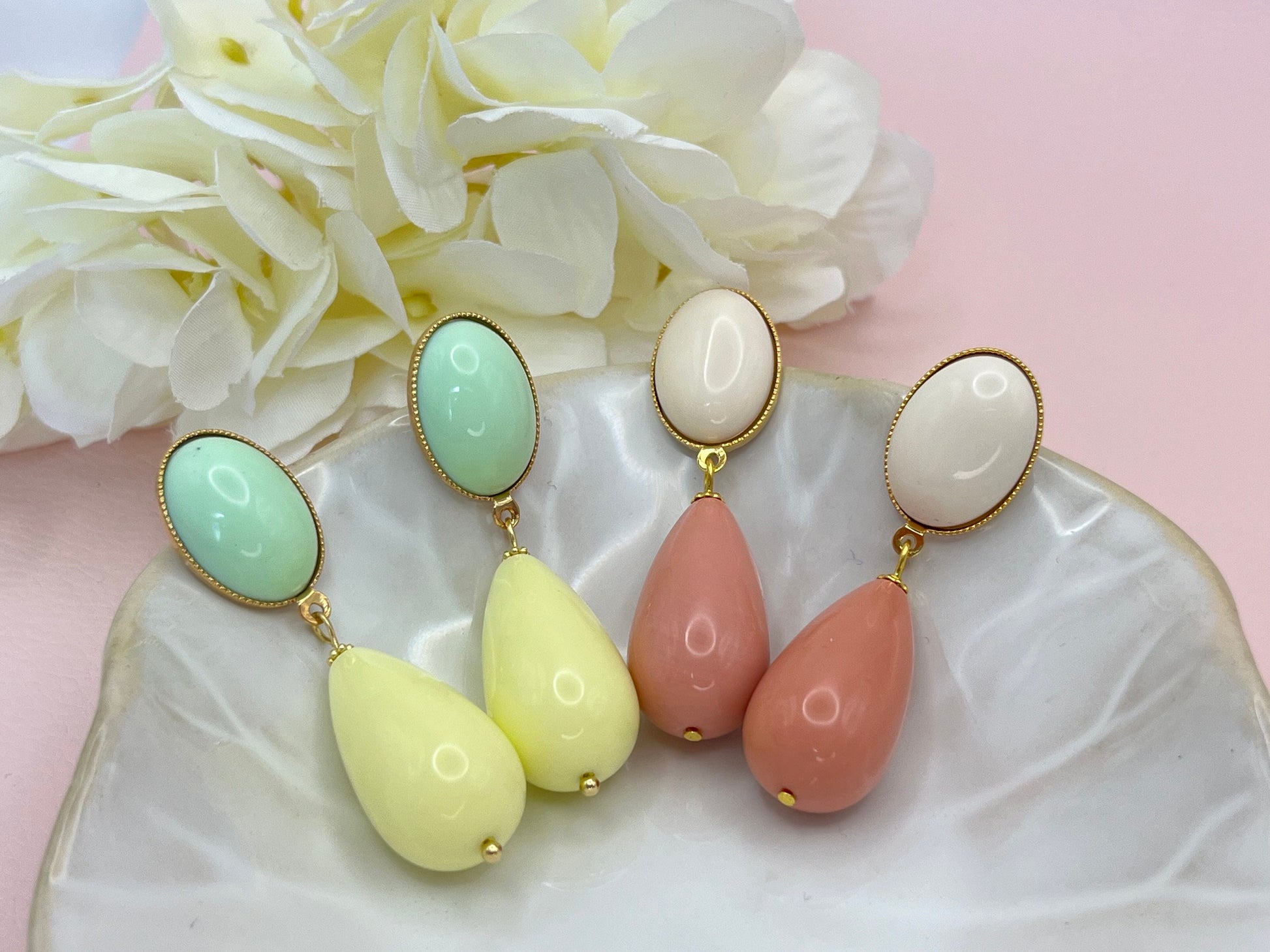 Tropfenohrringe, Statement Ohrringe mit Resintropfen in Vanille an vergoldeten Steckern mit Cabochons in Mint - Laury goes Verona