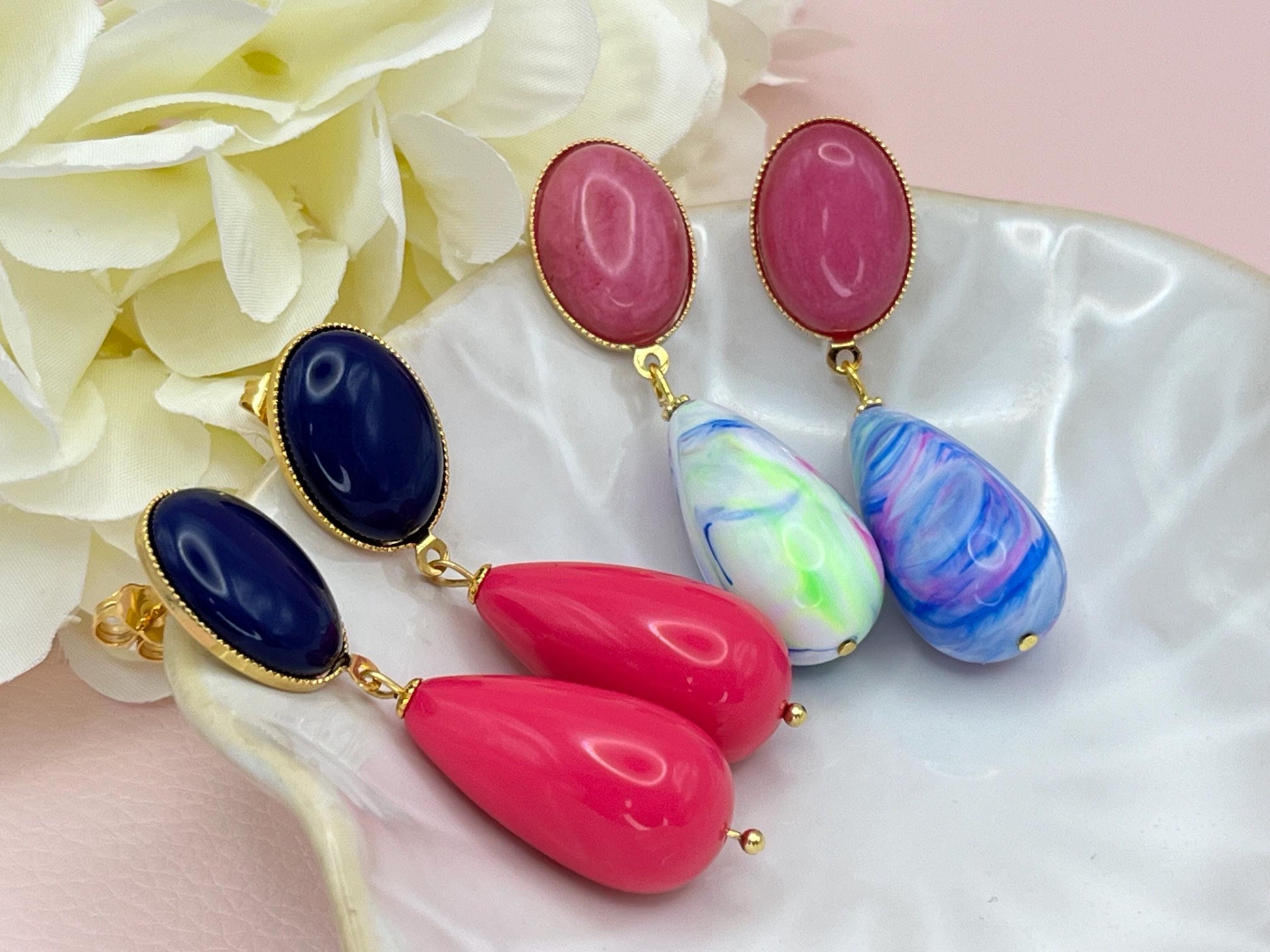 Tropfenohrringe, Statement Ohrringe mit Resintropfen in Pink an vergoldeten Steckern mit dunkelblauen Cabochons - Laury goes Verona