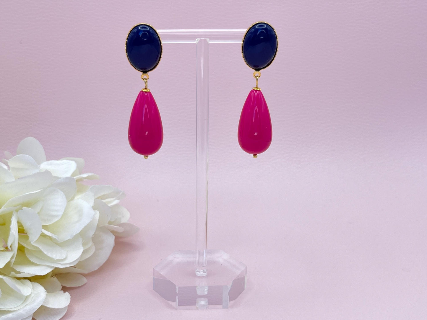 Tropfenohrringe, Statement Ohrringe mit Resintropfen in Pink an vergoldeten Steckern mit dunkelblauen Cabochons - Laury goes Verona