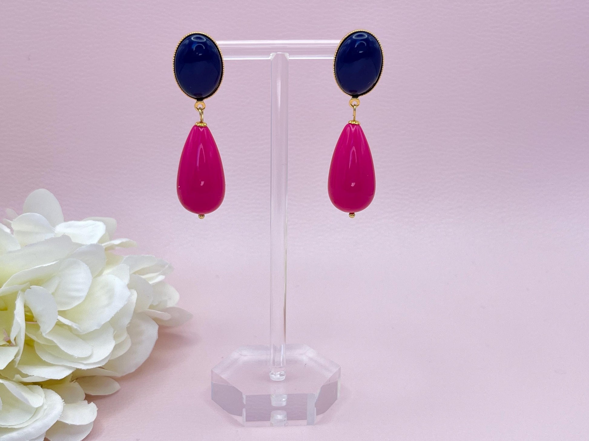Tropfenohrringe, Statement Ohrringe mit Resintropfen in Pink an vergoldeten Steckern mit dunkelblauen Cabochons - Laury goes Verona