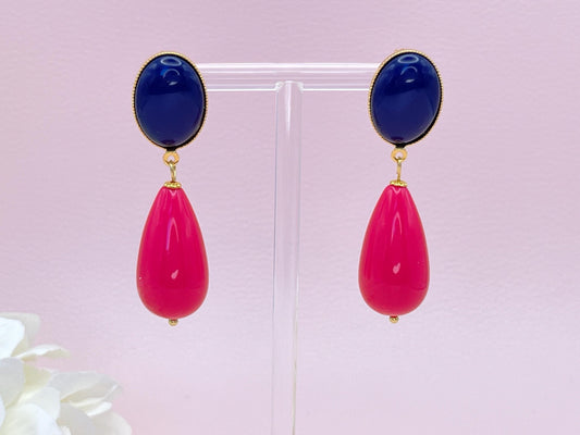 Tropfenohrringe, Statement Ohrringe mit Resintropfen in Pink an vergoldeten Steckern mit dunkelblauen Cabochons - Laury goes Verona