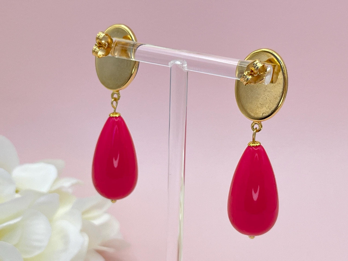 Tropfenohrringe, Statement Ohrringe mit Resintropfen in Pink an vergoldeten Steckern mit dunkelblauen Cabochons - Laury goes Verona