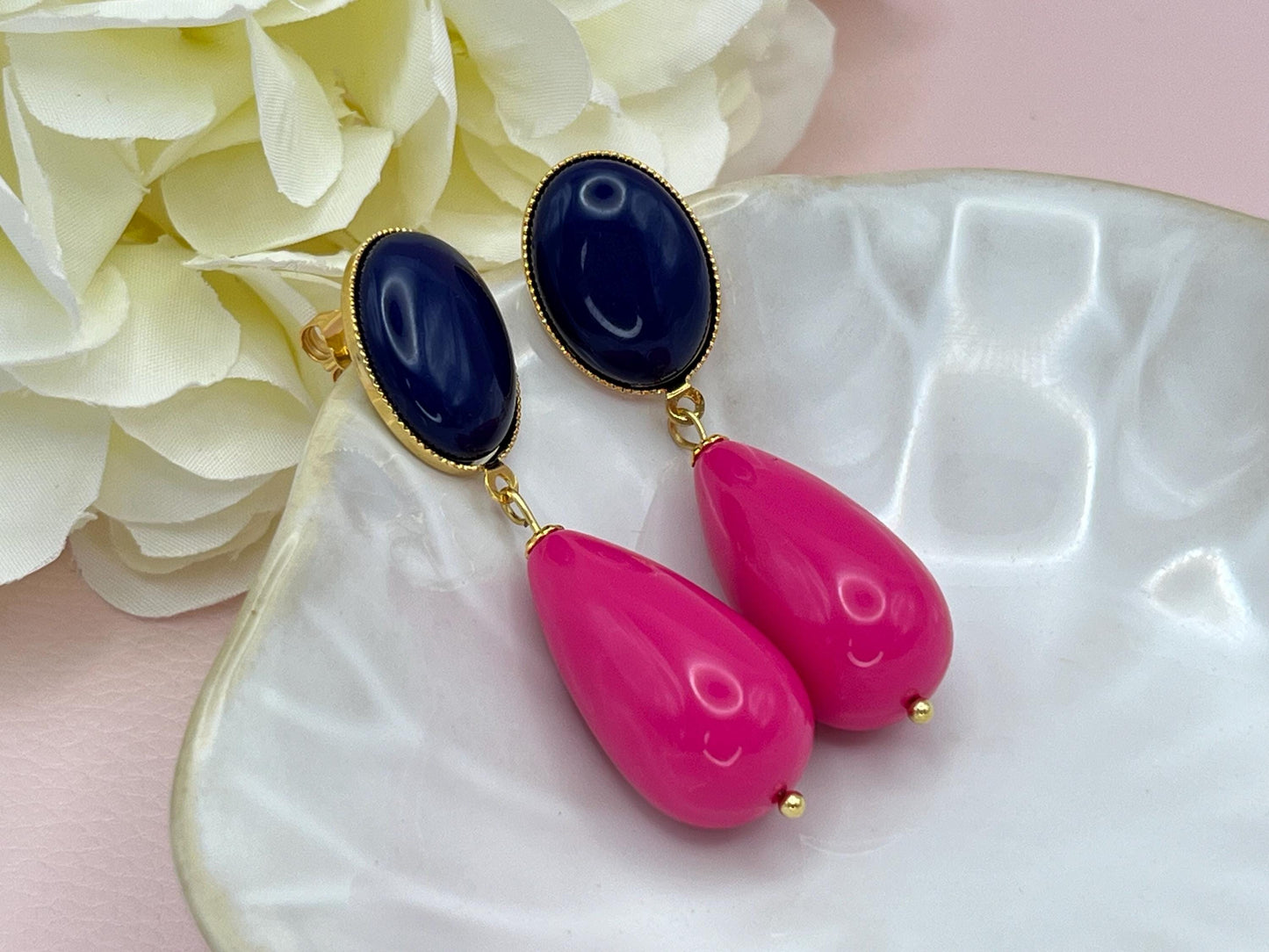 Tropfenohrringe, Statement Ohrringe mit Resintropfen in Pink an vergoldeten Steckern mit dunkelblauen Cabochons - Laury goes Verona