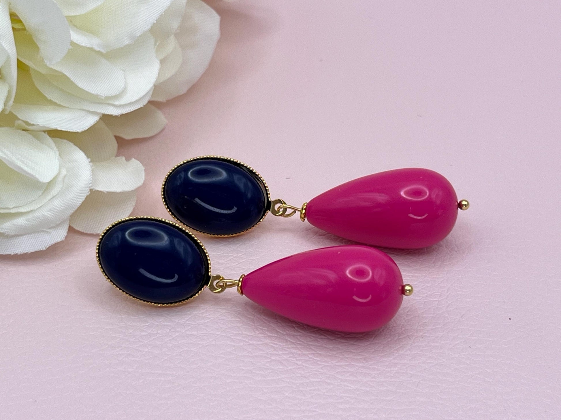 Tropfenohrringe, Statement Ohrringe mit Resintropfen in Pink an vergoldeten Steckern mit dunkelblauen Cabochons - Laury goes Verona
