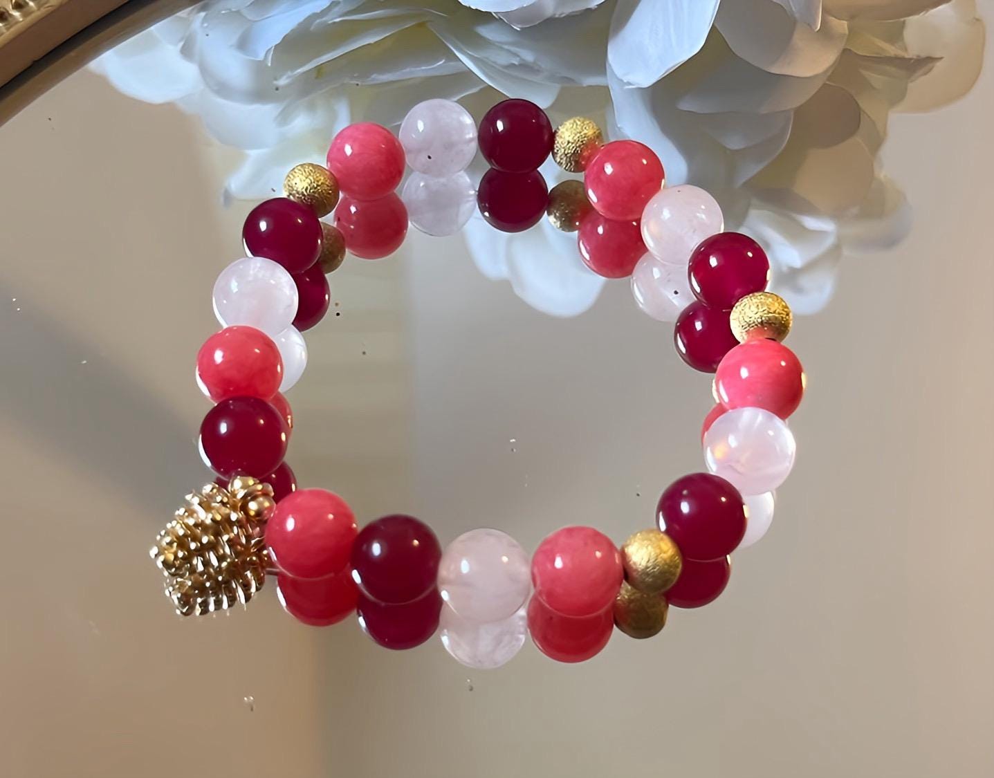 Armband mit Natursteinen und Edelstahlperlen in Pink Rosa Gold mit Tannenzapfen Charm, Freundschaftsarmband - Laury goes Kronberg