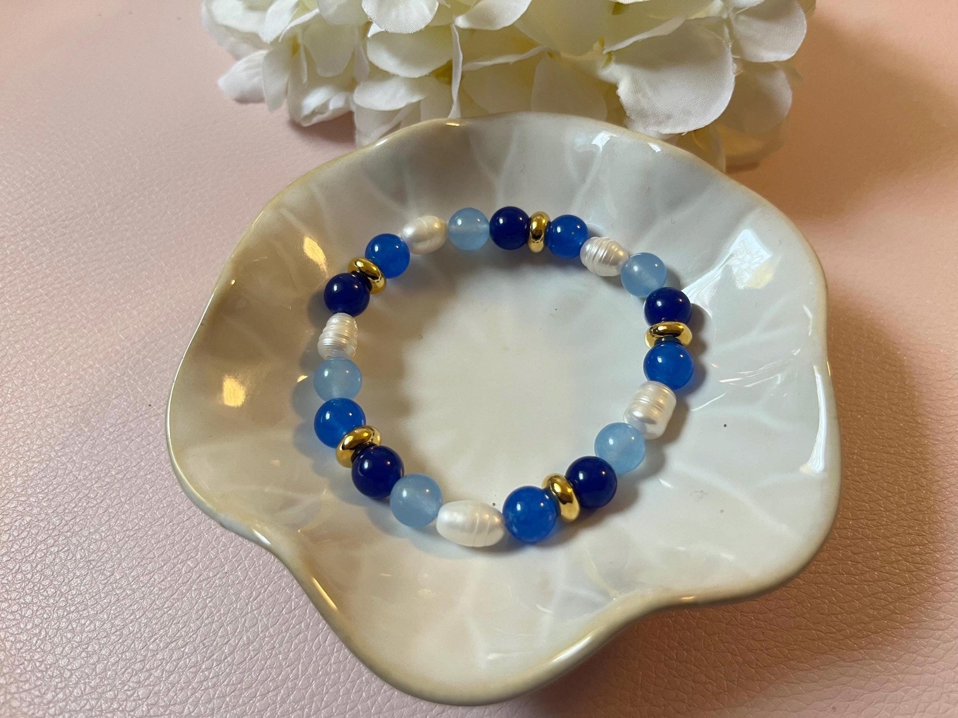 Armband mit Natursteinen und Süßwasserperlen in Blau und Gold, Freundschaftsarmband - Laury goes Sylt