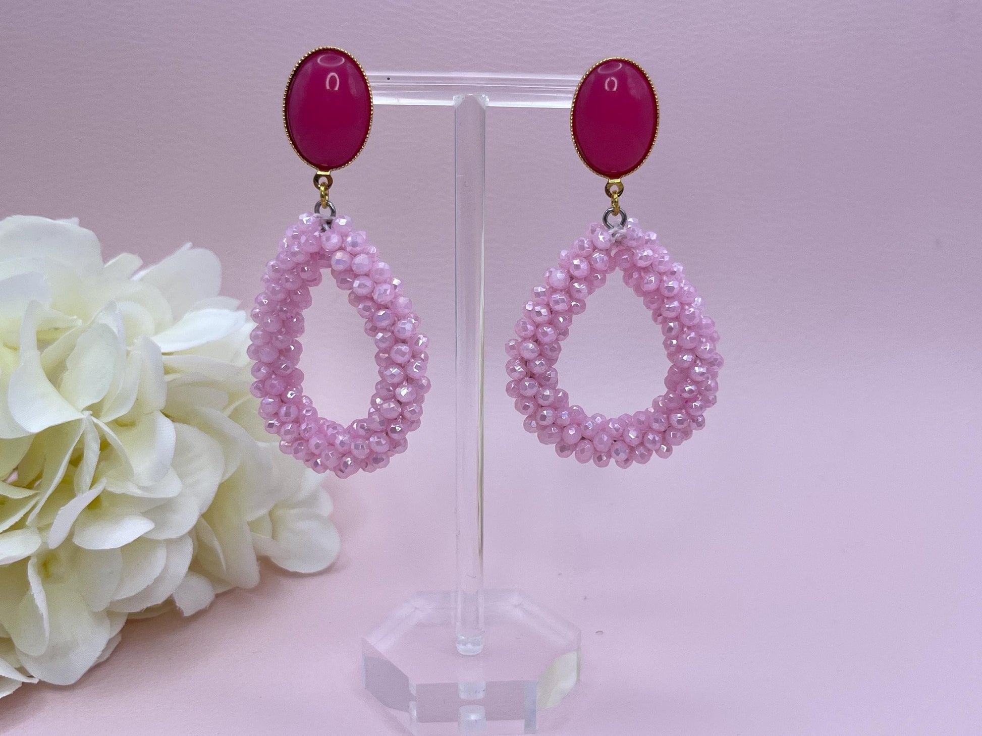 Glitzer Statement Ohrringe mit rosa Facettperlen Tropfen an vergoldeten Ohrsteckern mit rosa Cabochons - Laury goes Côtes d‘Azure