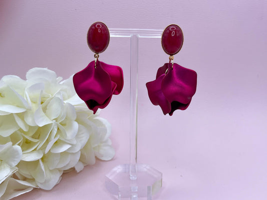 Blumen Ohrringe, leichte Statementohrringe mit Blütenanhänger an vergoldeten Steckern mit Cabochons in Pink - Laury goes Tokyo