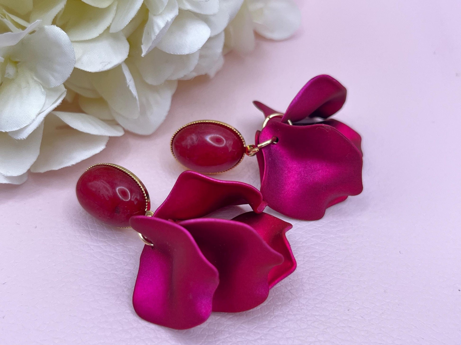 Blumen Ohrringe, leichte Statementohrringe mit Blütenanhänger an vergoldeten Steckern mit Cabochons in Pink - Laury goes Tokyo