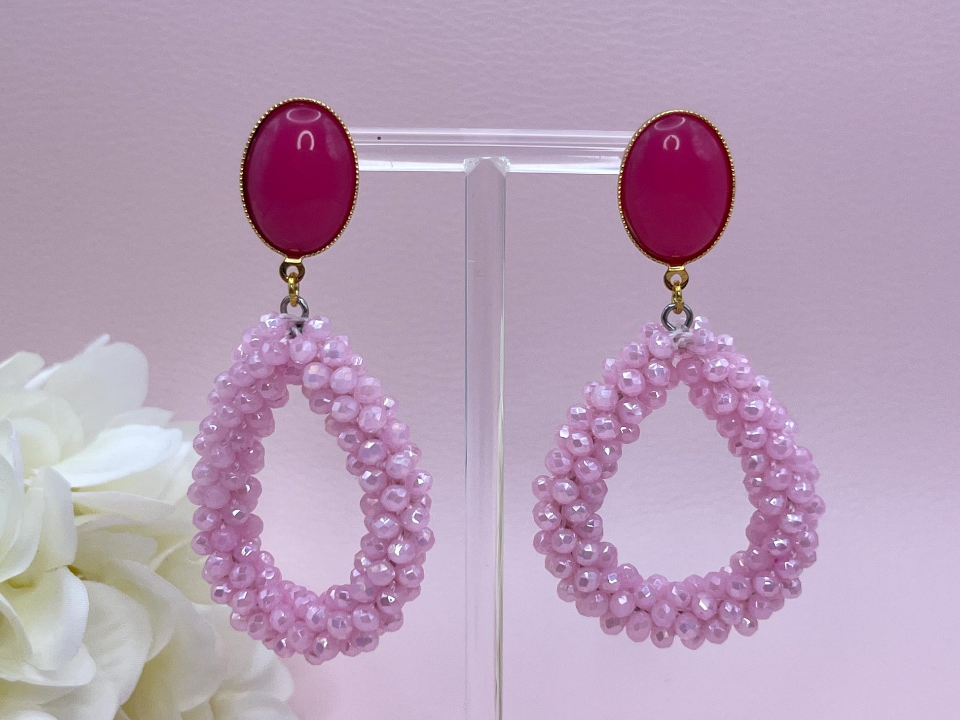 Glitzer Statement Ohrringe mit rosa Facettperlen Tropfen an vergoldeten Ohrsteckern mit rosa Cabochons - Laury goes Côtes d‘Azure