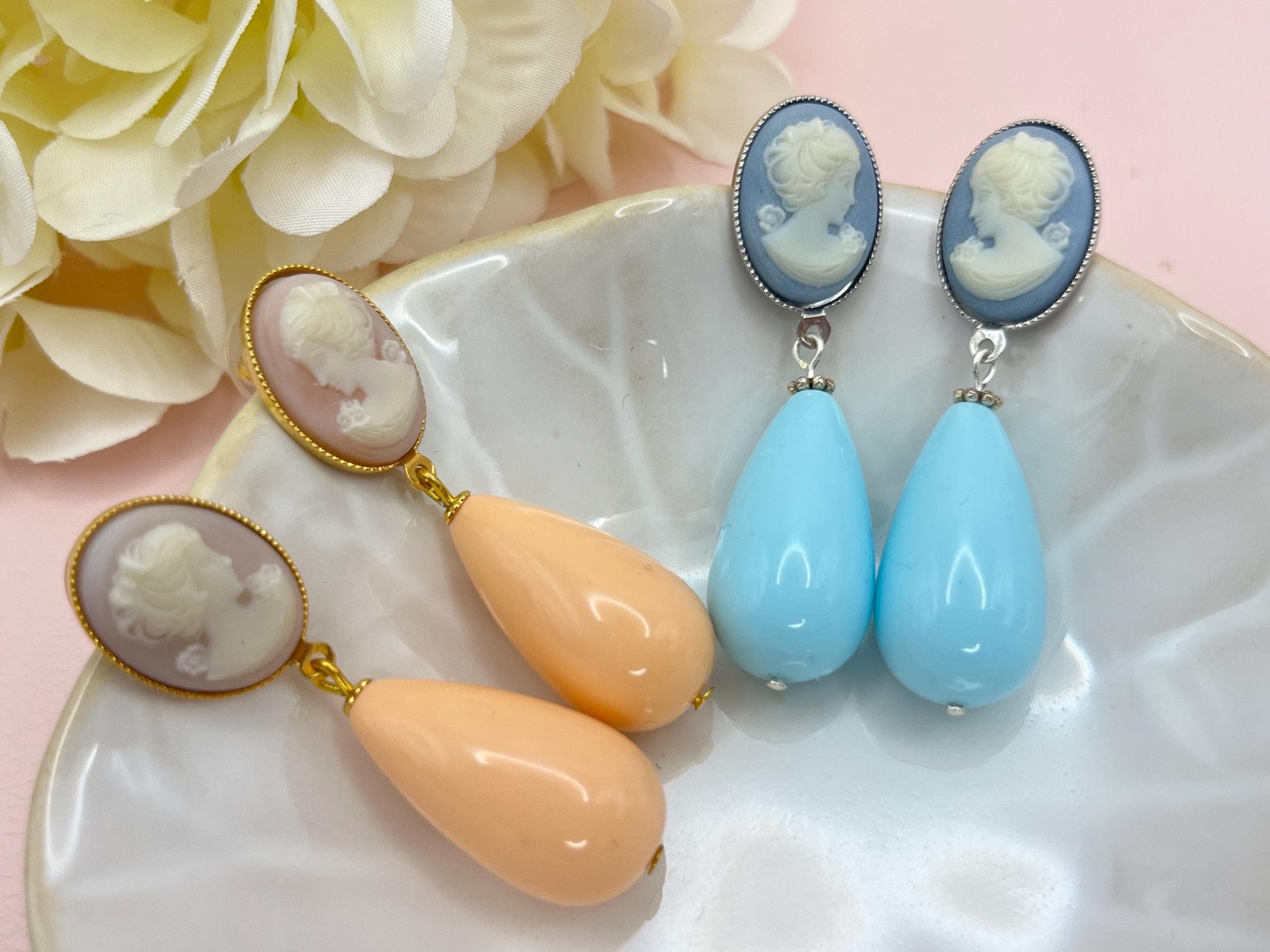 Tropfenohrringe, Statement Ohrringe mit creme weißen Resintropfen an vergoldeten Steckern mit Cabochons mit Kameen - Laury goes Vienna