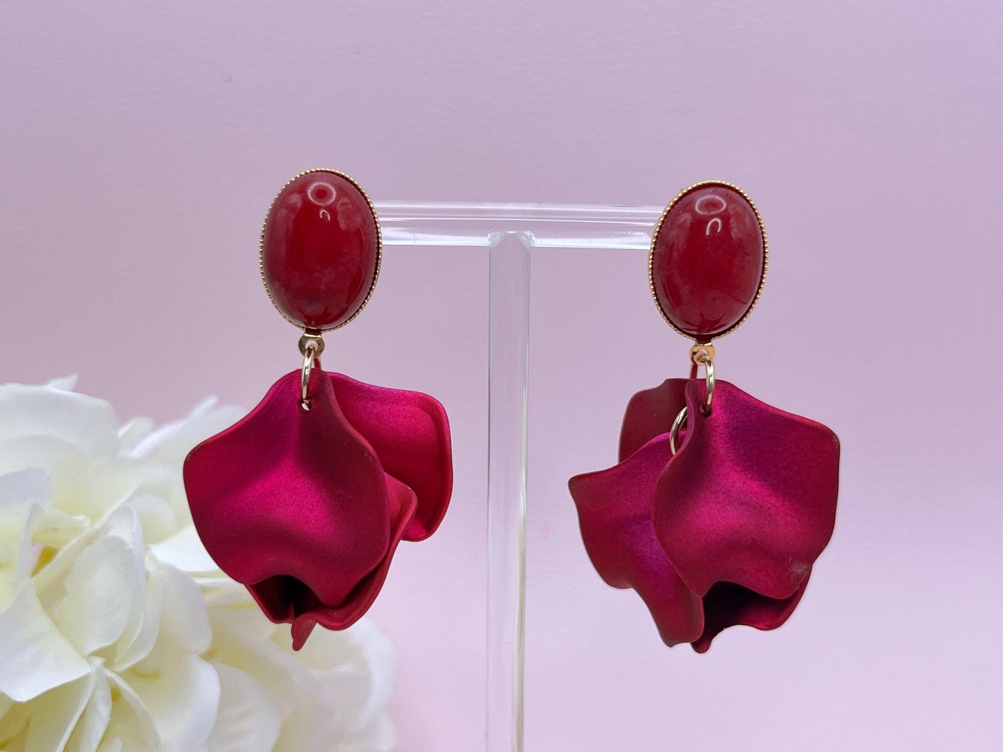 Blumen Ohrringe, leichte Statementohrringe mit Blütenanhänger an vergoldeten Steckern mit Cabochons in Pink - Laury goes Tokyo
