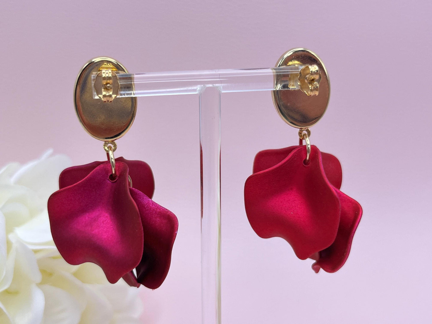 Blumen Ohrringe, leichte Statementohrringe mit Blütenanhänger an vergoldeten Steckern mit Cabochons in Pink - Laury goes Tokyo