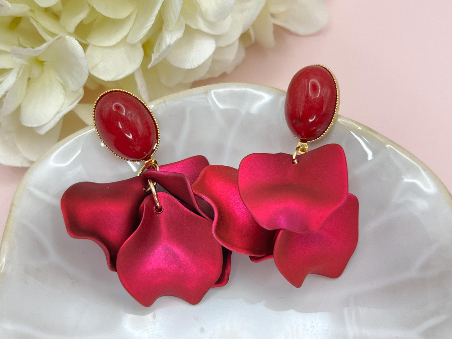 Blumen Ohrringe, leichte Statementohrringe mit Blütenanhänger an vergoldeten Steckern mit Cabochons in Pink - Laury goes Tokyo