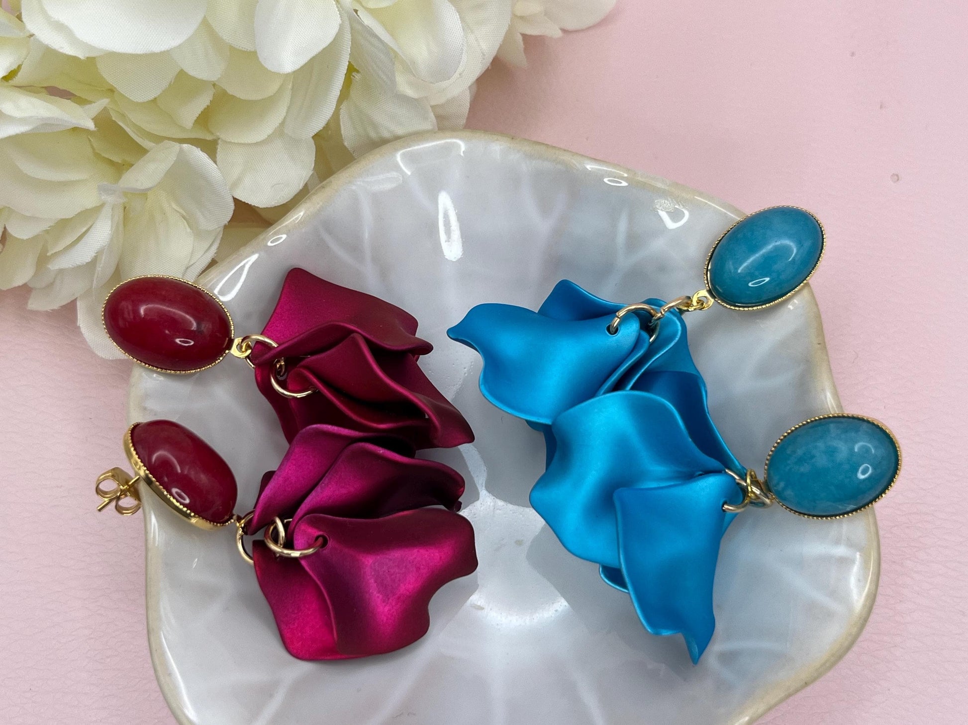 Blumen Ohrringe, leichte Statementohrringe mit Blütenanhänger an vergoldeten Steckern mit Cabochons in Pink - Laury goes Tokyo