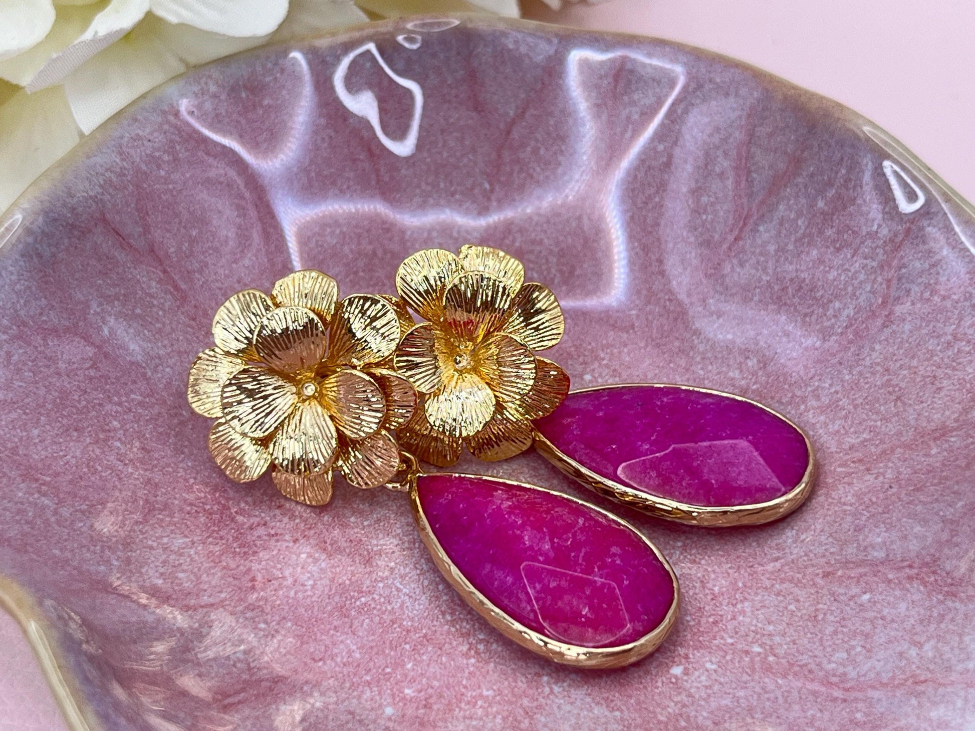 Hängeohrringe, Tropfenohrringe mit Anhängern aus Pink gefärbter Jade an vergoldeten Blumensteckern - Laury goes Chelsea