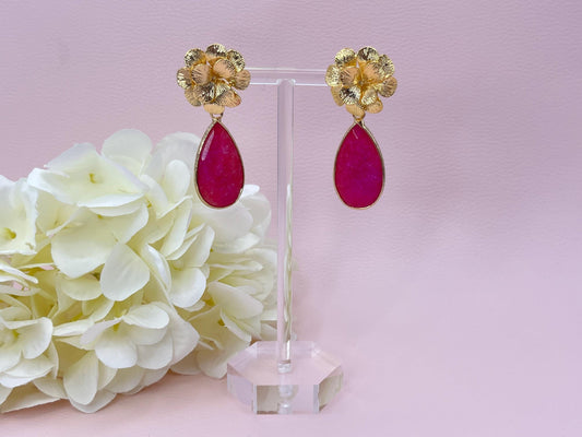 Hängeohrringe, Tropfenohrringe mit Anhängern aus Pink gefärbter Jade an vergoldeten Blumensteckern - Laury goes Chelsea