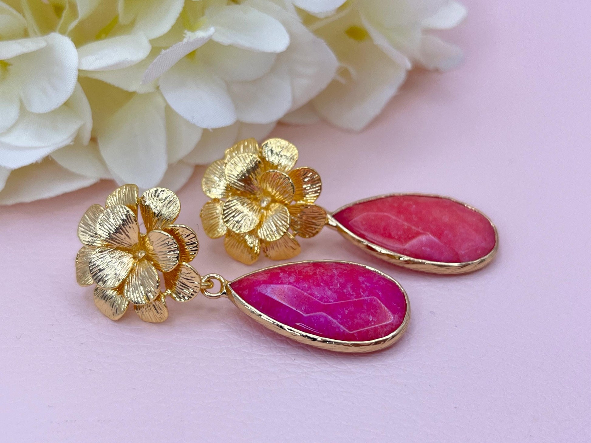 Hängeohrringe, Tropfenohrringe mit Anhängern aus Pink gefärbter Jade an vergoldeten Blumensteckern - Laury goes Chelsea