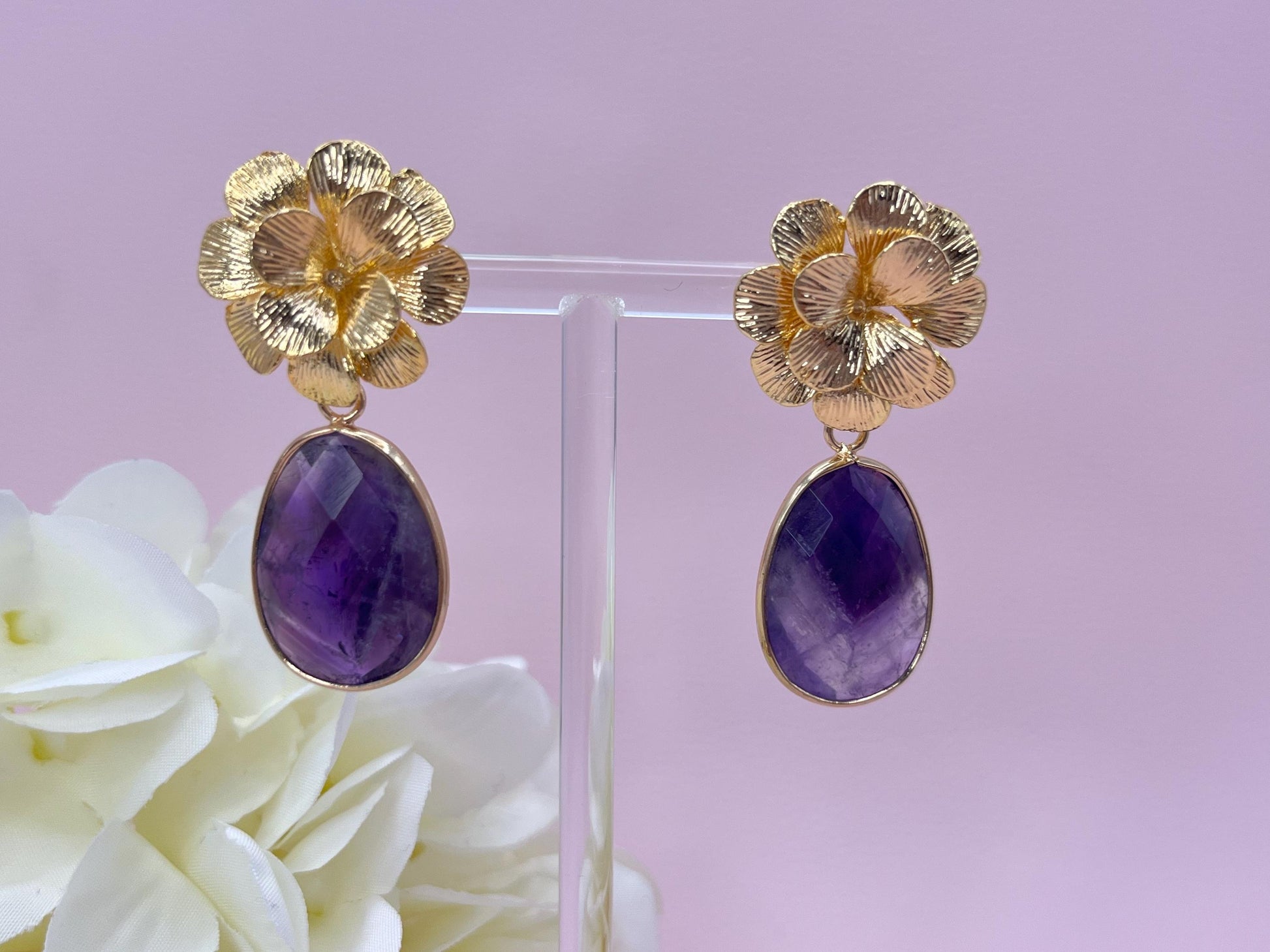 Statementohrringe, Hängeohrringe mit Amethyst Anhängern an vergoldeten Blumensteckern - Laury goes Chelsea