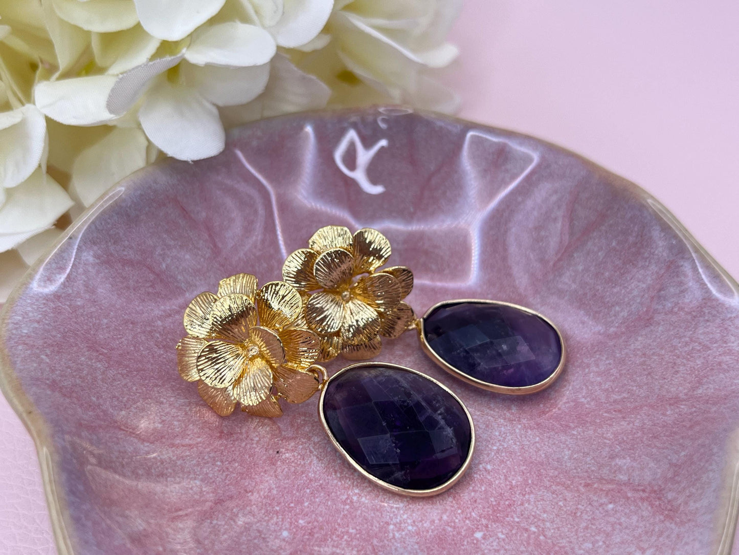 Statementohrringe, Hängeohrringe mit Amethyst Anhängern an vergoldeten Blumensteckern - Laury goes Chelsea