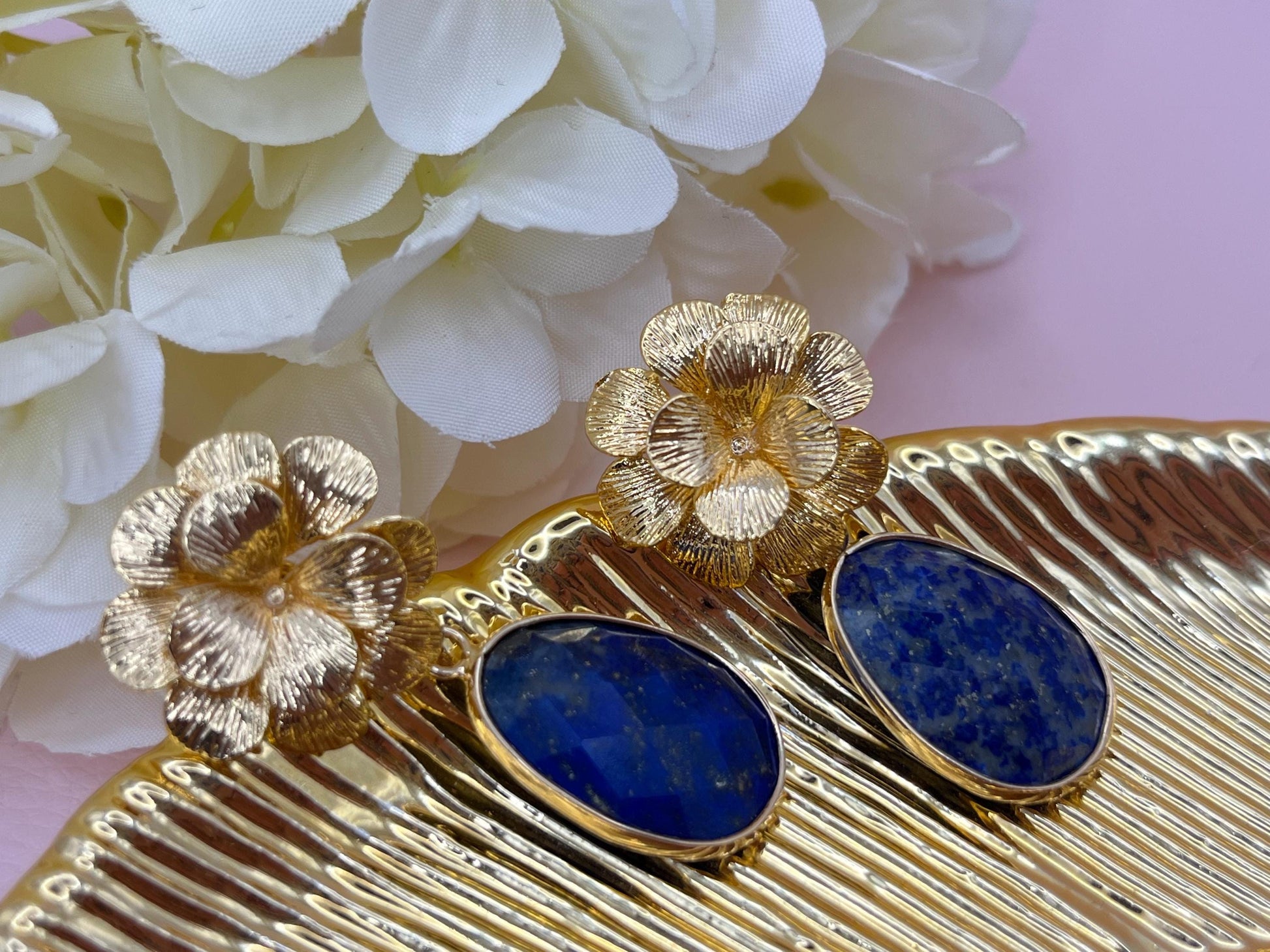 Statementohrringe, Hängeohrringe mit Lapislazuli Anhängern an vergoldeten Blumensteckern - Laury goes Chelsea