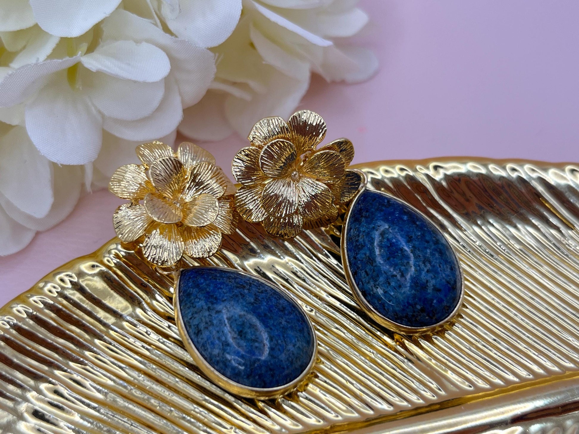 Statementohrringe, Hängeohrringe mit Lapislazuli Anhängern an vergoldeten Blumensteckern - Laury goes Chelsea