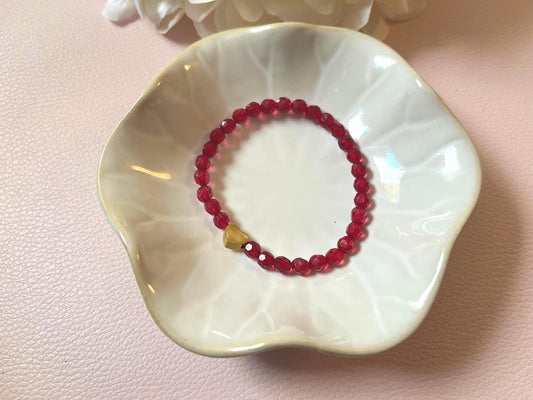 Funkelndes Armband aus glitzernden Facettperlen mit goldenem Herz in Rot - Laury goes Prag