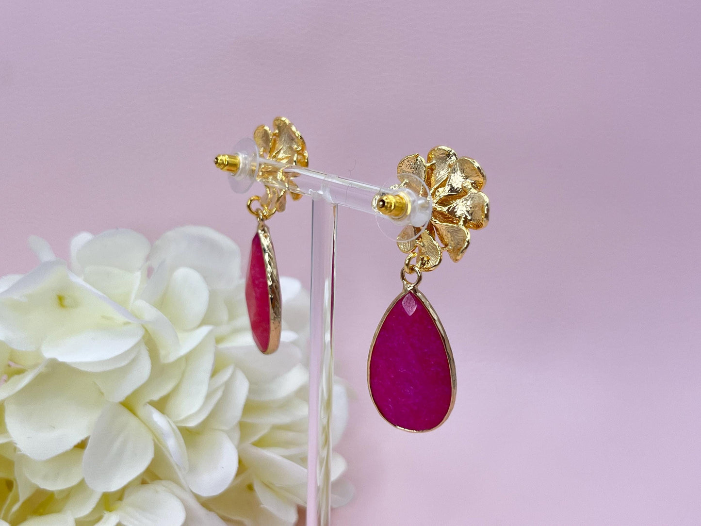 Hängeohrringe, Tropfenohrringe mit Anhängern aus Pink gefärbter Jade an vergoldeten Blumensteckern - Laury goes Chelsea