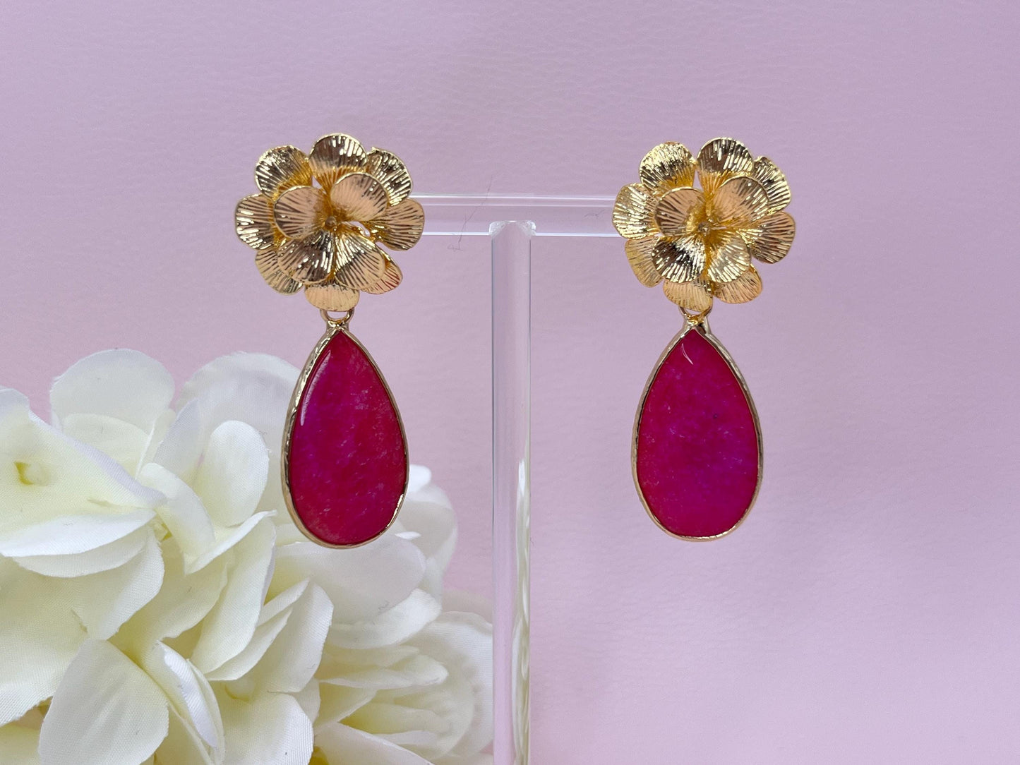 Hängeohrringe, Tropfenohrringe mit Anhängern aus Pink gefärbter Jade an vergoldeten Blumensteckern - Laury goes Chelsea