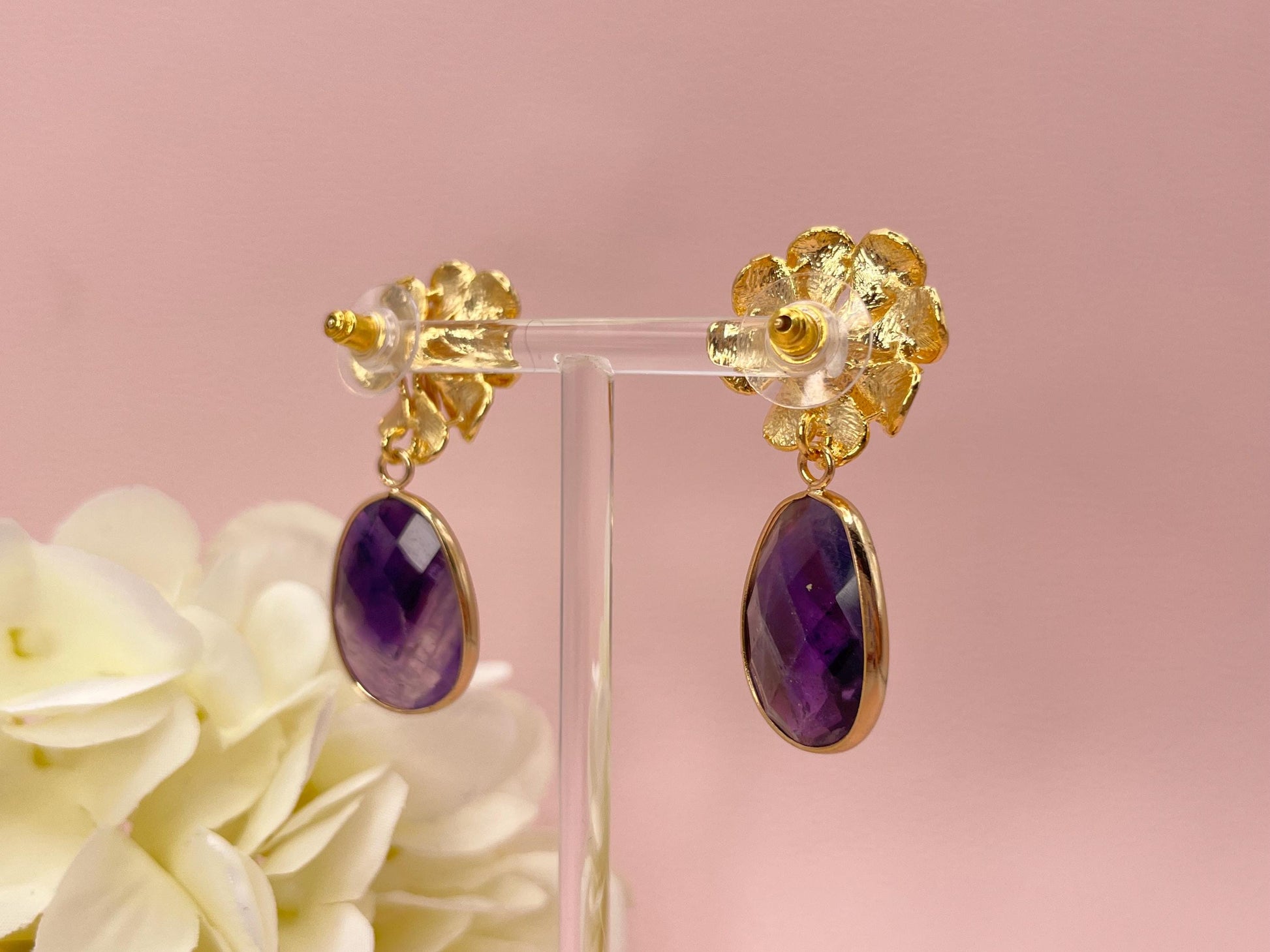 Statementohrringe, Hängeohrringe mit Amethyst Anhängern an vergoldeten Blumensteckern - Laury goes Chelsea
