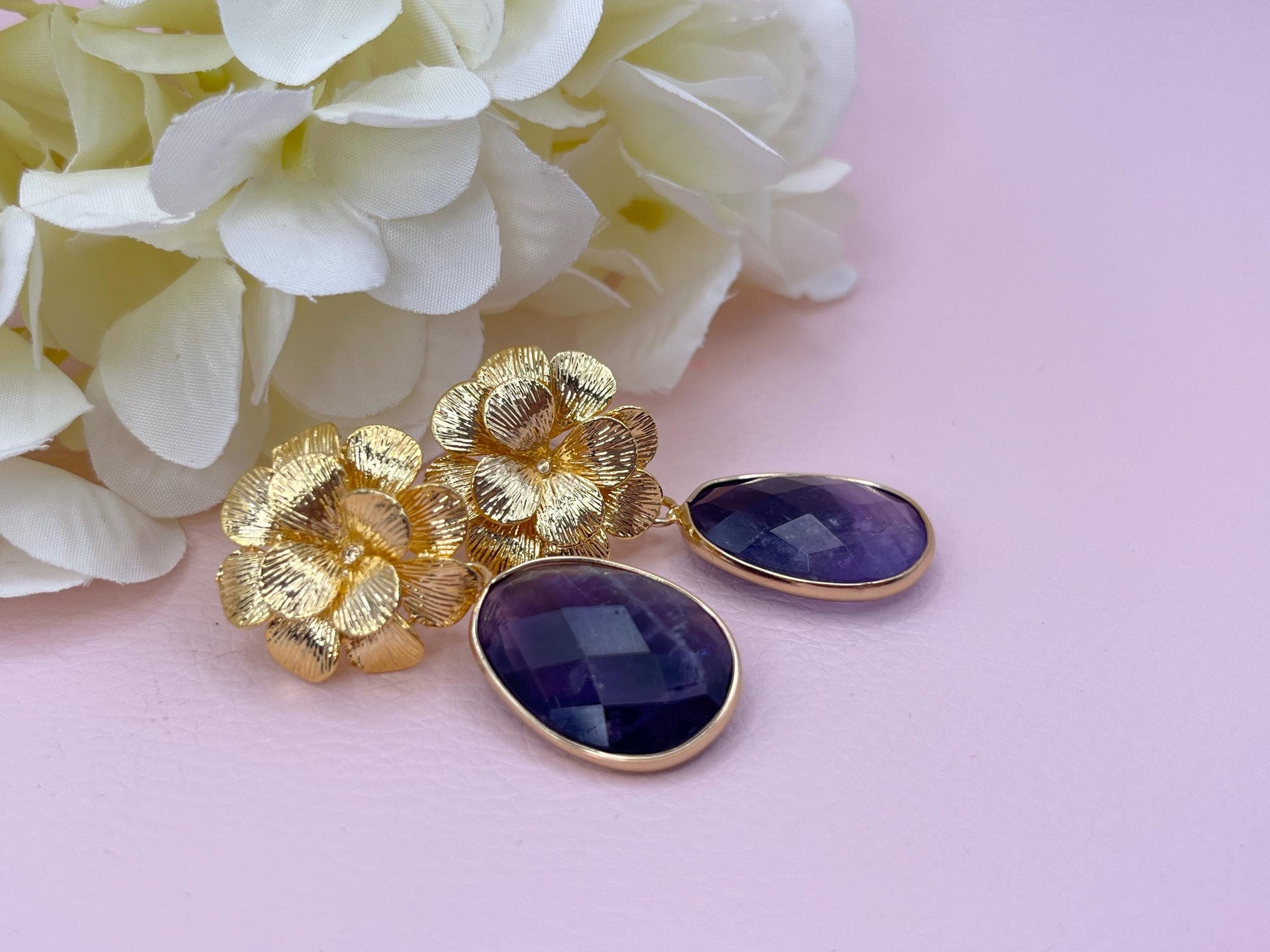 Statementohrringe, Hängeohrringe mit Amethyst Anhängern an vergoldeten Blumensteckern - Laury goes Chelsea