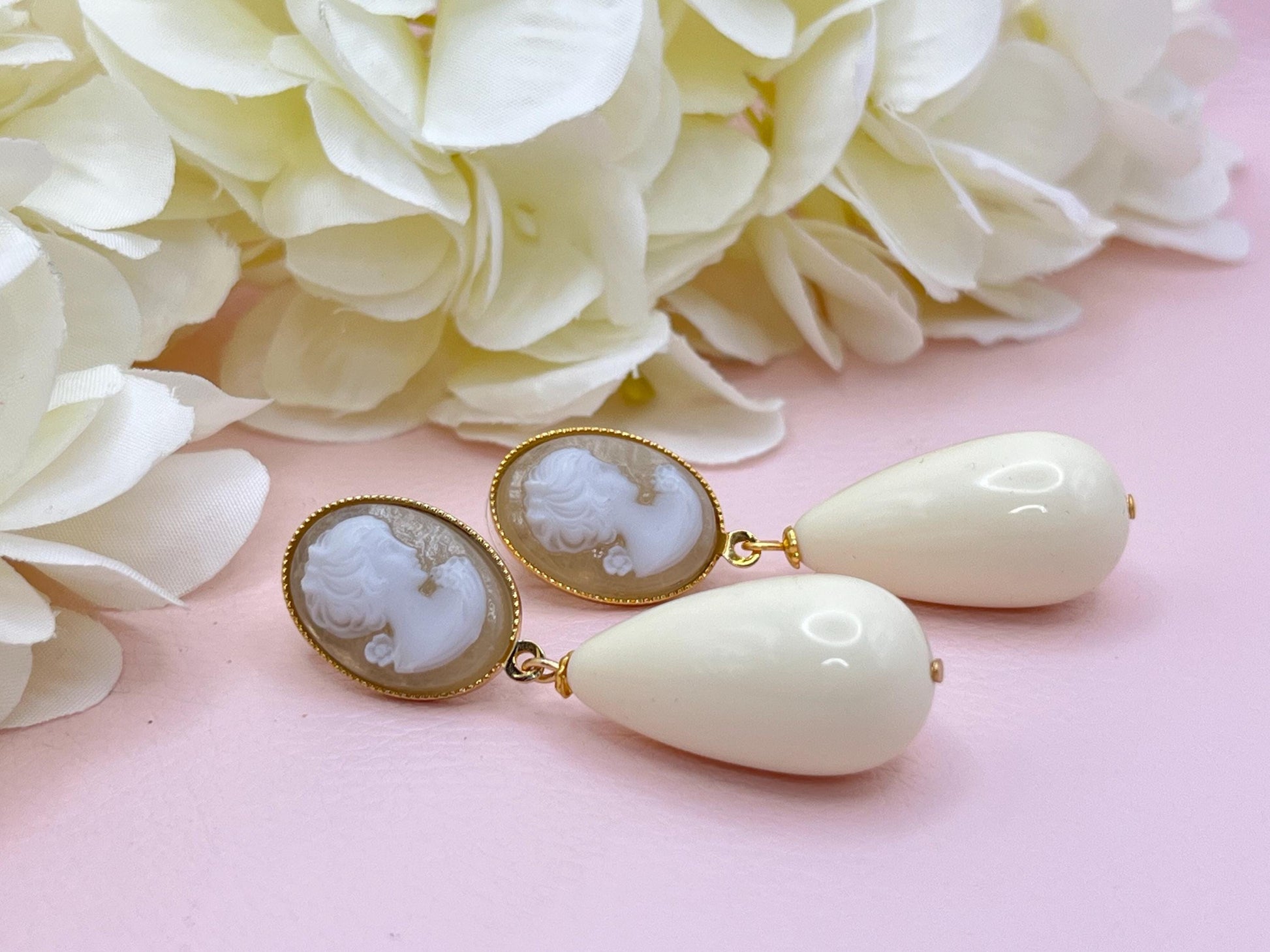 Tropfenohrringe, Statement Ohrringe mit creme weißen Resintropfen an vergoldeten Steckern mit Cabochons mit Kameen - Laury goes Vienna