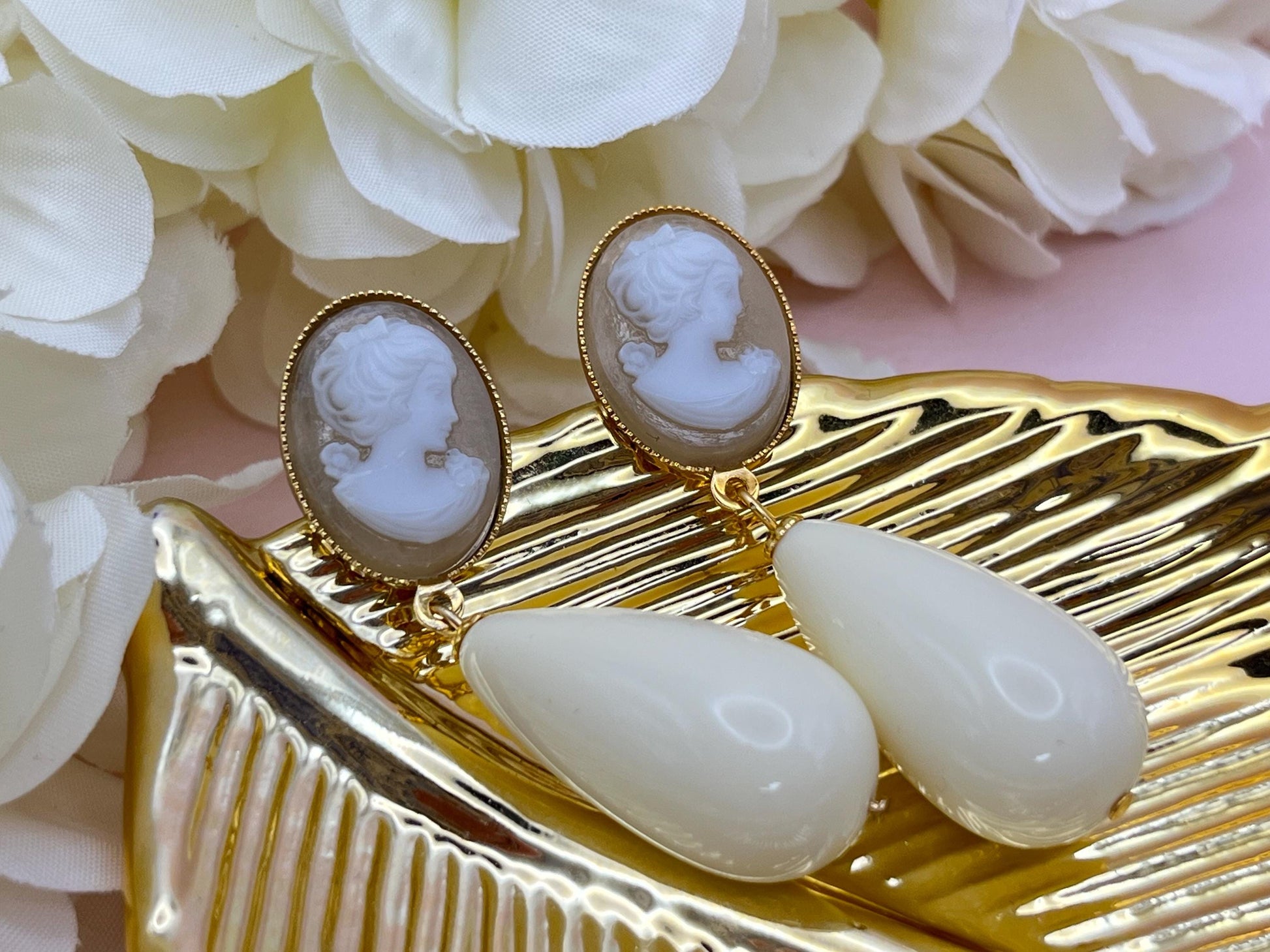 Tropfenohrringe, Statement Ohrringe mit creme weißen Resintropfen an vergoldeten Steckern mit Cabochons mit Kameen - Laury goes Vienna