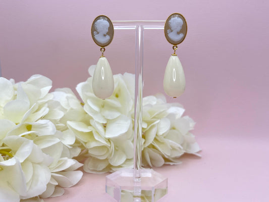 Tropfenohrringe, Statement Ohrringe mit creme weißen Resintropfen an vergoldeten Steckern mit Cabochons mit Kameen - Laury goes Vienna