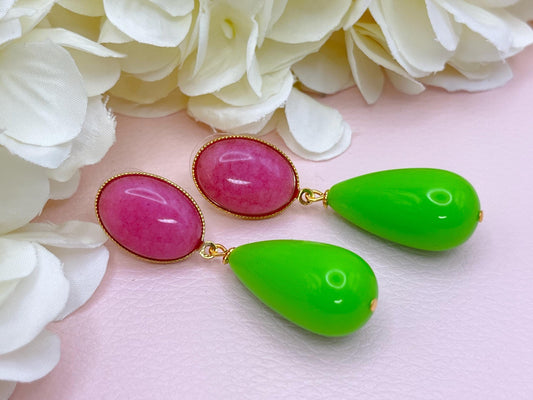 Tropfenohrringe, leichte Statementohrringe mit Resintropfen in Neongrün an vergoldeten Steckern mit rosa Jade Cabochons - Laury goes Verona
