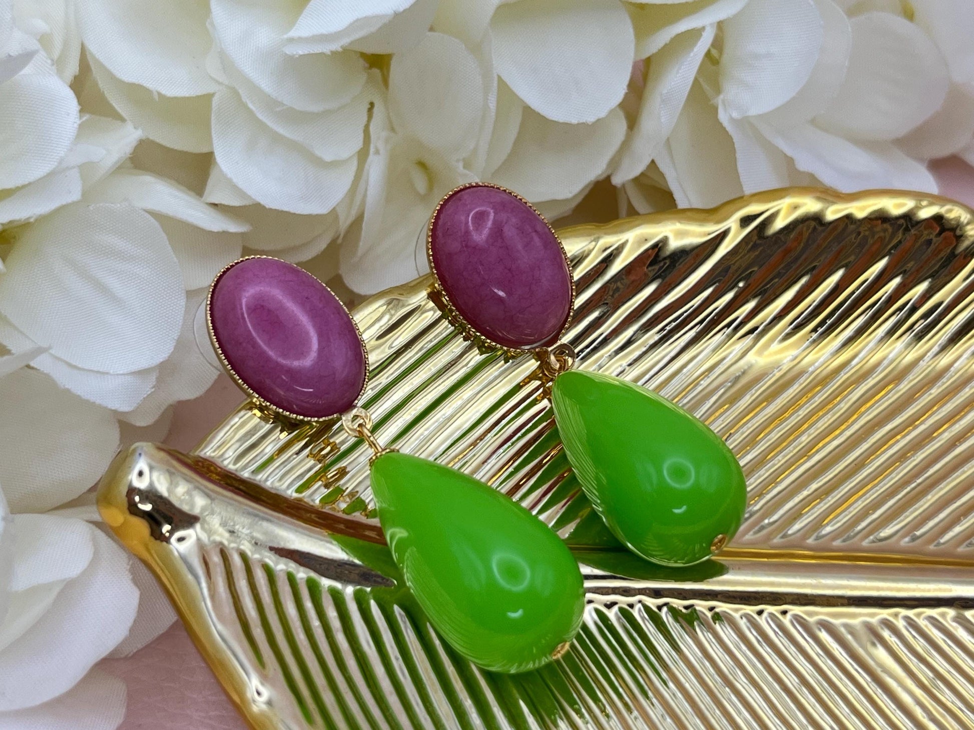Tropfenohrringe, leichte Statementohrringe mit Resintropfen in Neongrün an vergoldeten Steckern mit rosa Jade Cabochons - Laury goes Verona