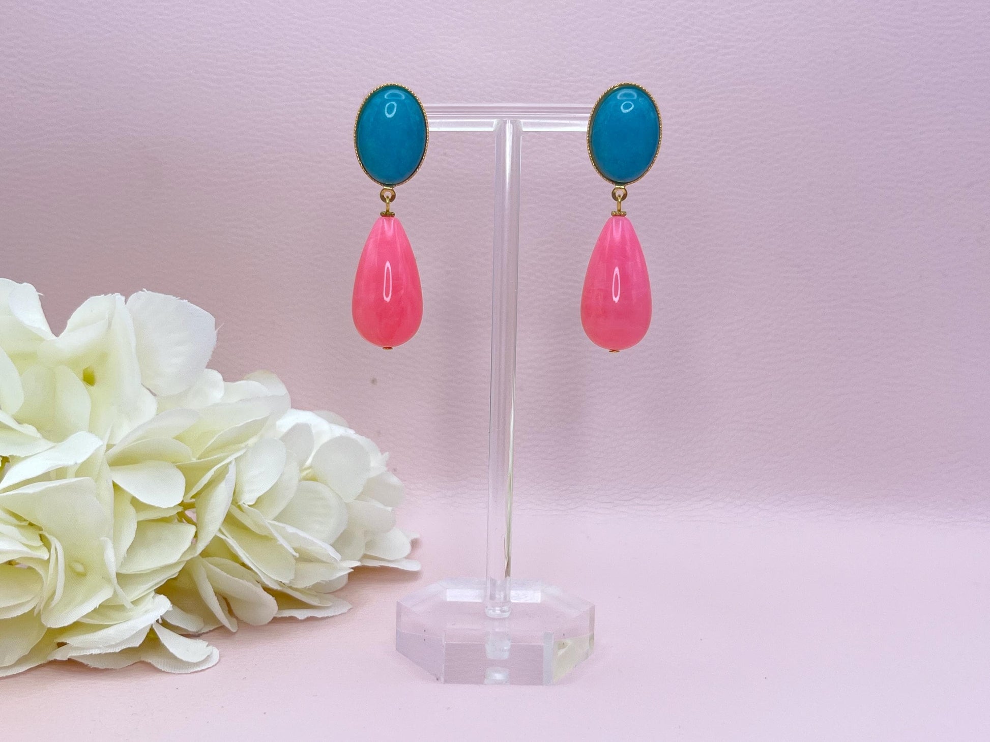 Tropfenohrringe, Statementohrringe mit Resintropfen in Pink an vergoldeten Steckern mit Jade Cabochons in Türkis - Laury goes Verona
