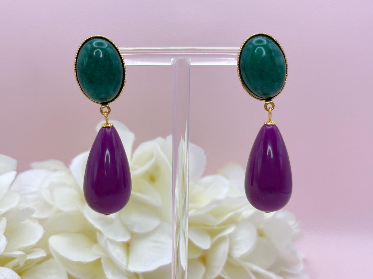 Tropfenohrringe, Statement Ohrringe mit Resintropfen in Lila an vergoldeten Steckern mit dunkelgrünen Jade Cabochons - Laury goes Verona