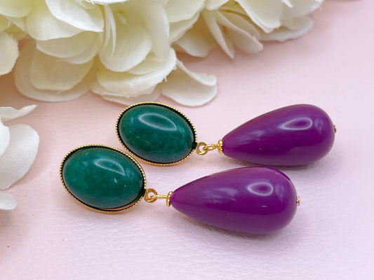 Tropfenohrringe, Statement Ohrringe mit Resintropfen in Lila an vergoldeten Steckern mit dunkelgrünen Jade Cabochons - Laury goes Verona