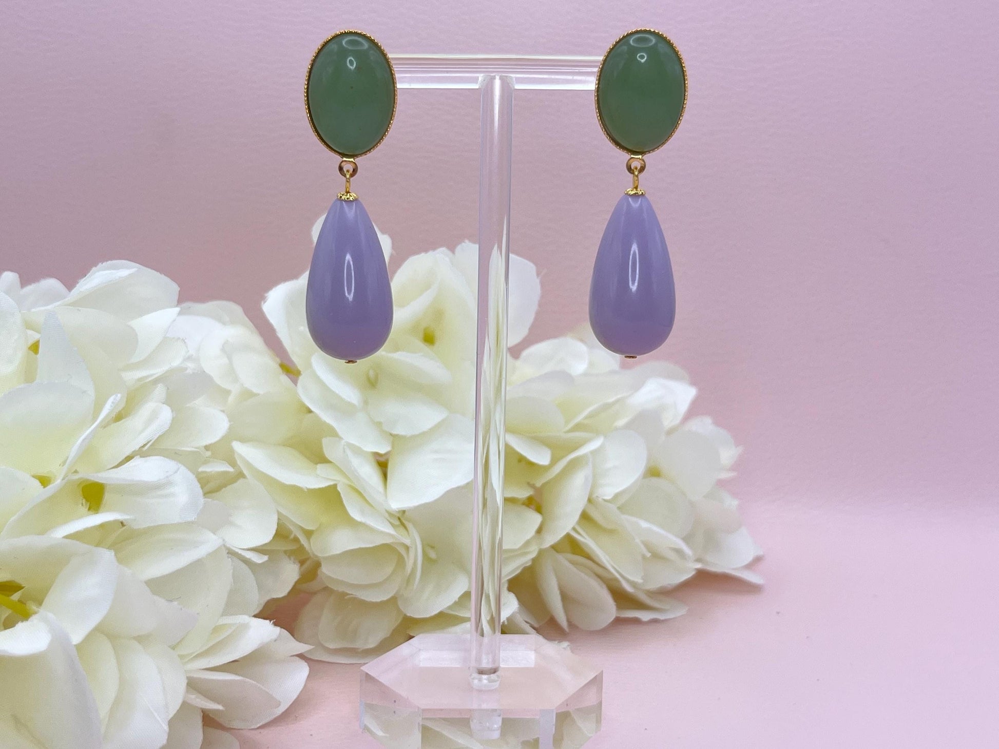 Tropfenohrringe, Statement Ohrringe mit Resintropfen in Flieder an vergoldeten Steckern mit Jade Cabochons in Salbei - Laury goes Verona