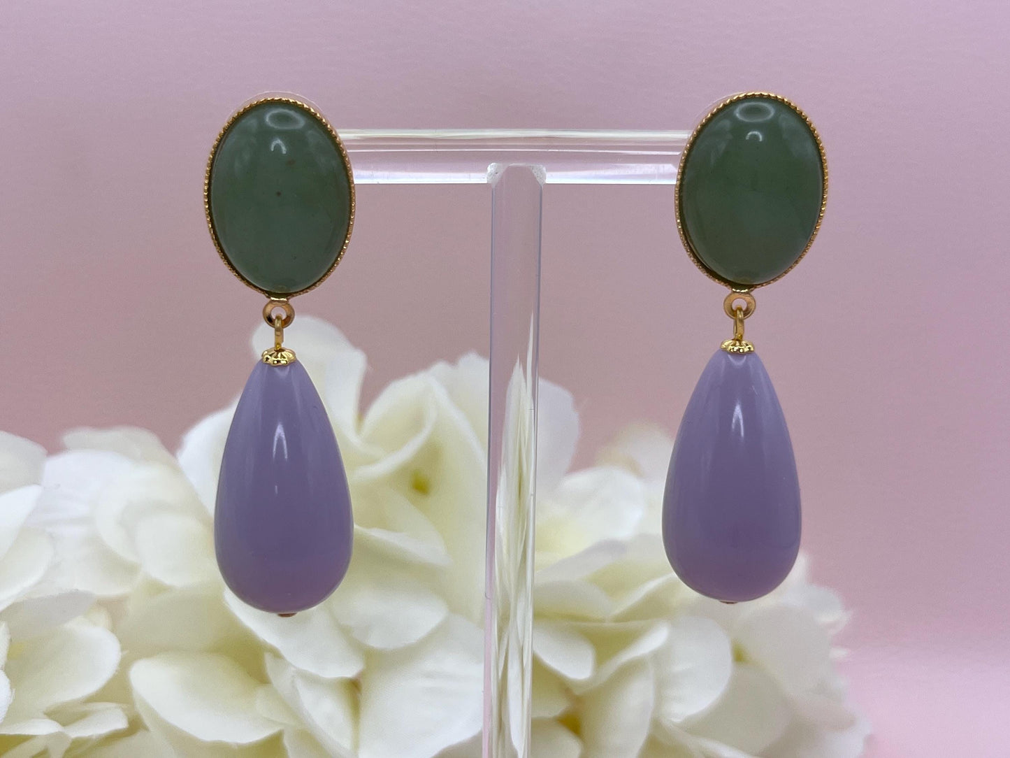 Tropfenohrringe, Statement Ohrringe mit Resintropfen in Flieder an vergoldeten Steckern mit Jade Cabochons in Salbei - Laury goes Verona